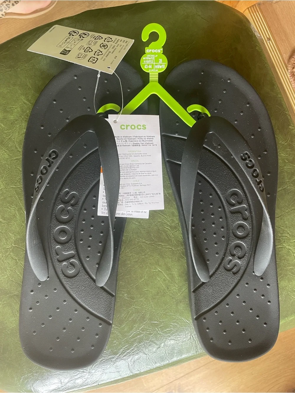 NWT Crocs black flip flop women’s size 12/ men’s size 10